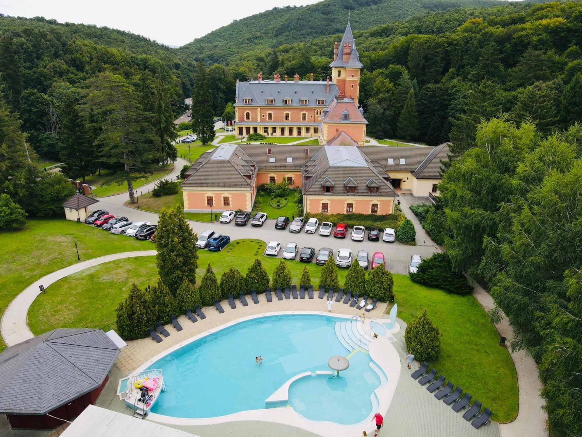 Kastelyhotel Sasvar Resort Parádsasvár Exterior foto